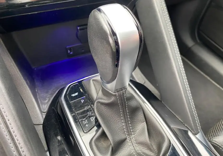 Le levier de vitesses automatique X-Tronic en cuir gris du Renault Koleos blanc Initiale Paris, vue rapprochée intérieure.