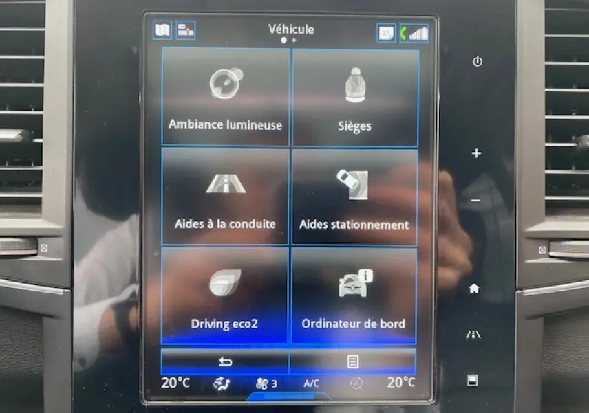 Écran tactile central du Renault Koleos 2019 affichant les options d’aide à la conduite et confort intérieur.