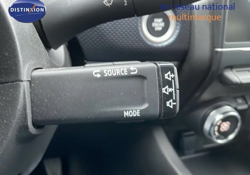 Gros plan sur la commande au volant du Renault Arkana 2025, mettant en valeur les fonctions source et mode.