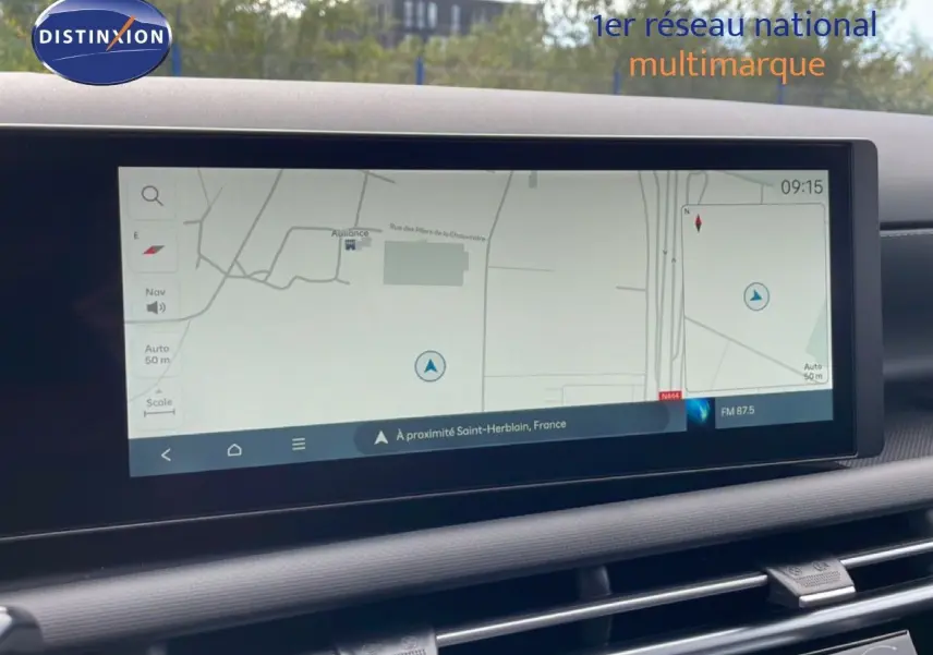 Vue intérieure du tableau de bord du Hyundai Tucson 2026 blanc Atlas, mettant en valeur l'écran tactile de navigation.