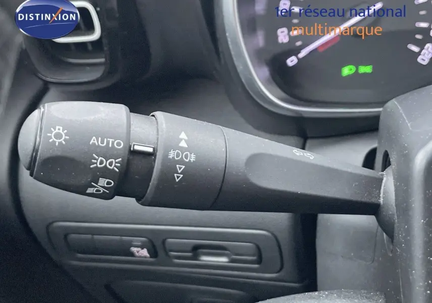 Gros plan sur la manette des feux du tableau de bord du Citroën C3 Aircross gris platinium 2023.