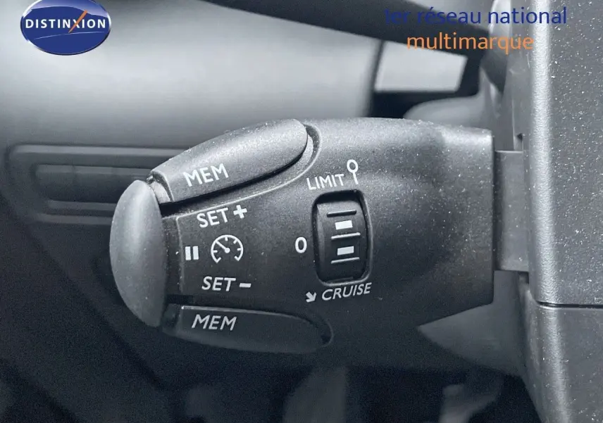 Gros plan sur la commande de régulateur de vitesse du Citroën C3 Aircross gris platinium 2023.