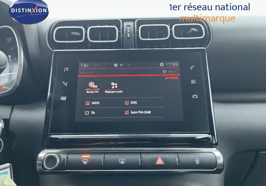 Tableau de bord de Citroën C3 Aircross 2023 avec écran tactile central et commandes de climatisation visibles.
