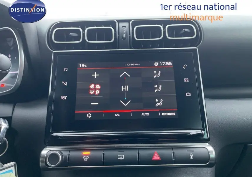 Tableau de bord de Citroën C3 Aircross 2023 avec écran tactile central affichant la climatisation, intérieur gris noir.