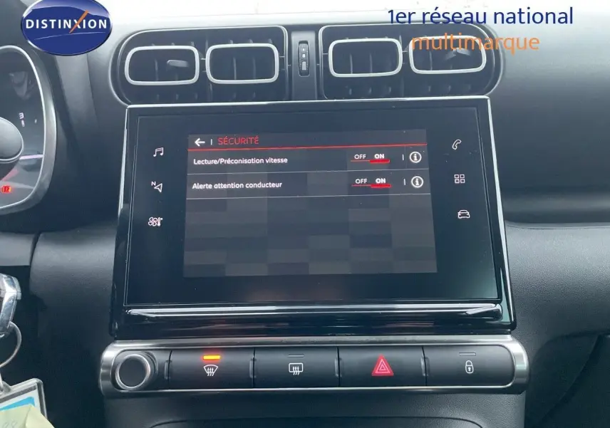 Vue rapprochée de l'écran tactile central et des commandes du tableau de bord d'une Citroën C3 Aircross 2023.