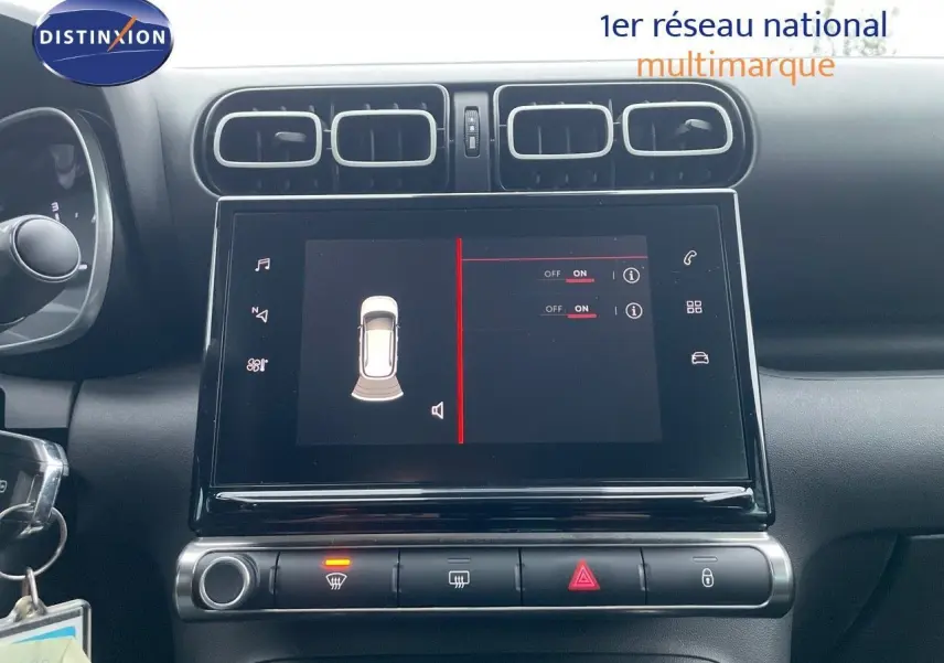 Tableau de bord de Citroën C3 Aircross gris platinium 2023, vue frontale sur écran tactile et commandes climatisation.