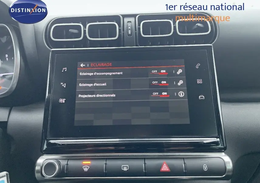 Écran tactile central du tableau de bord du Citroën C3 Aircross 2023, affichant les réglages d'éclairage.