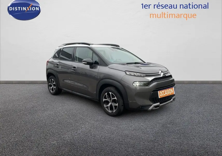 Citroën C3 Aircross gris platinium métal en 3/4 avant droit, SUV compact avec jantes bi-ton et toit noir.