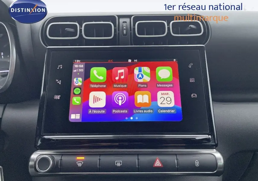 Écran tactile central allumé du tableau de bord d'une Citroën C3 Aircross gris platinium, vue intérieure frontale.