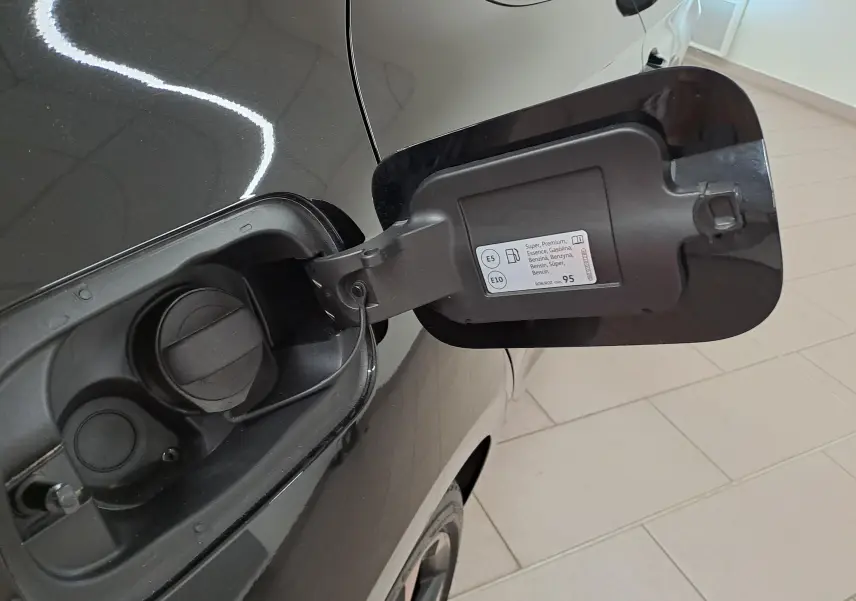 Gros plan sur la trappe à carburant côté gauche d'une CUPRA Leon Noir Minuit avec bouchon essence ouvert.