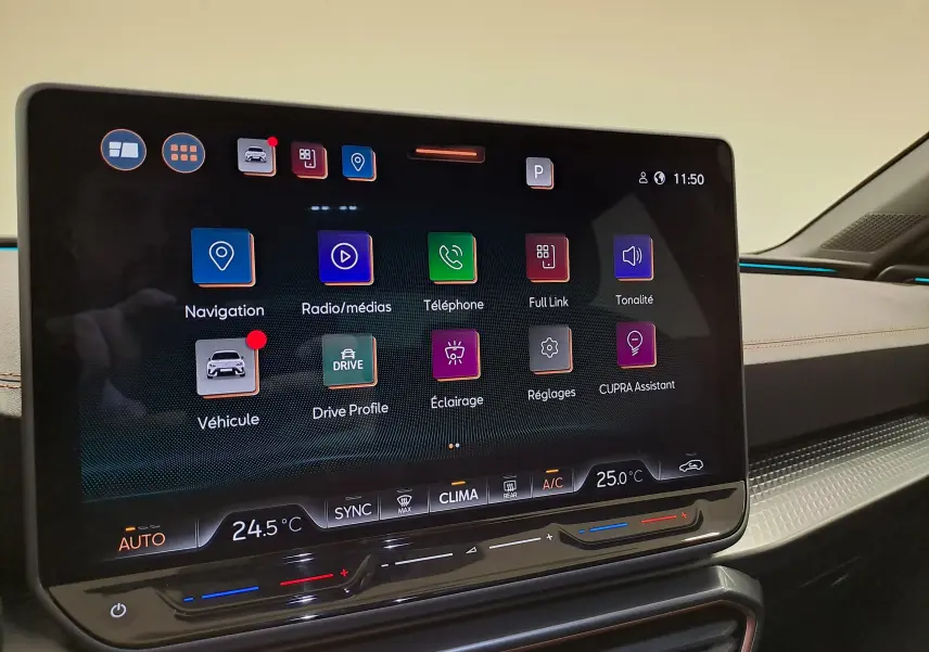 Écran tactile central du CUPRA Leon 2025 montrant les options de navigation et assistance à la conduite.