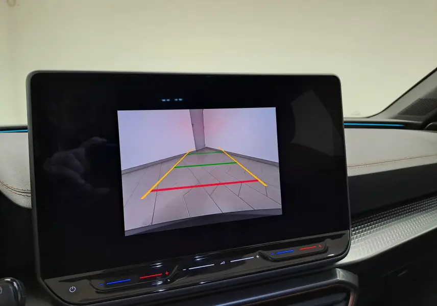 Écran central affichant la caméra de recul dans une CUPRA Leon Noir Minuit, vue intérieure du tableau de bord.