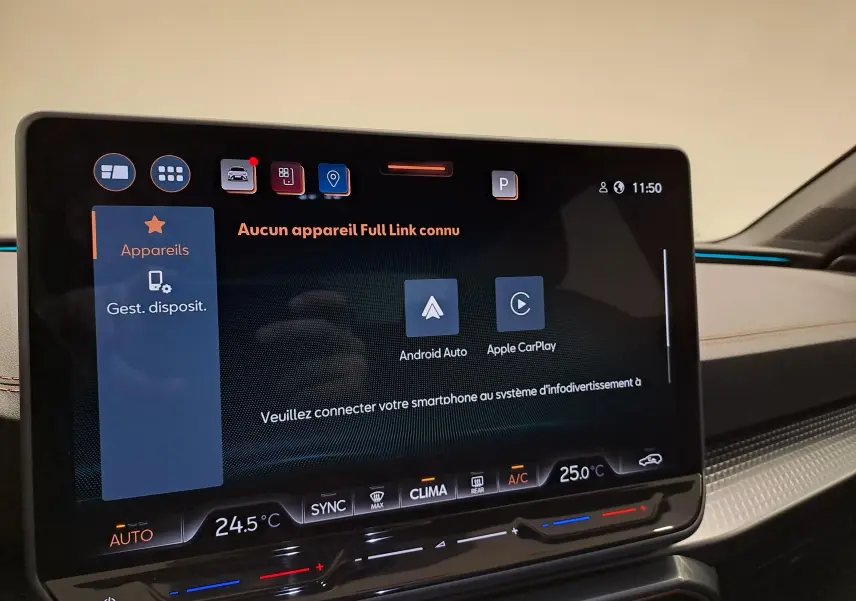 Écran tactile central du tableau de bord du CUPRA Leon 2025 affichant les options Android Auto et Apple CarPlay.