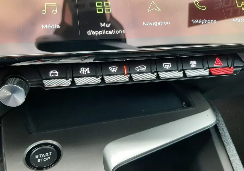 Vue rapprochée de la console centrale de la Peugeot 308 Hybrid 2026, avec écran tactile et boutons de commande.