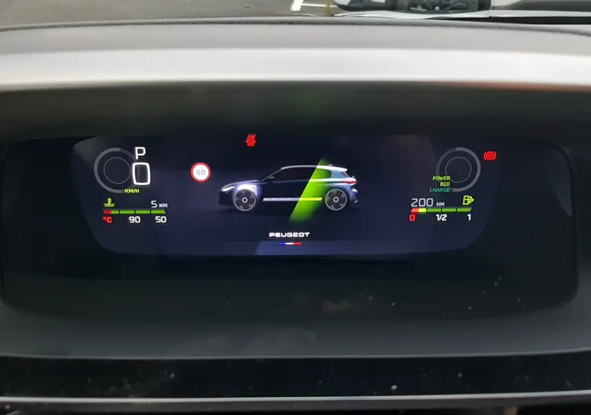 Affichage numérique du tableau de bord de la Peugeot 308 hybride, montrant la silhouette bleue Lagoa et les indicateurs de conduite.