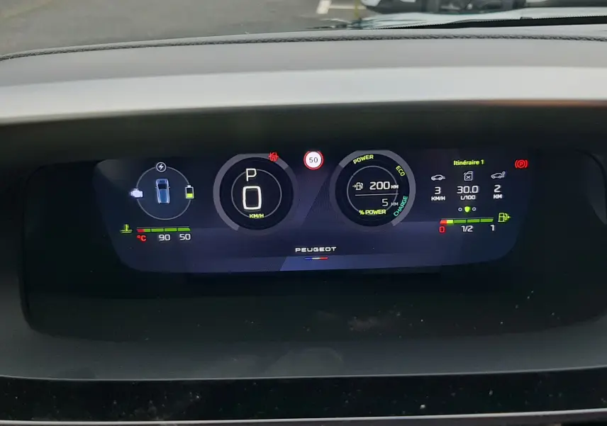 Tableau de bord numérique de Peugeot 308 1.2 Hybrid 145ch GT, affichage des informations de conduite et autonomie.