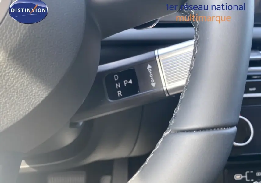 Gros plan sur le volant gris cuir et la commande de boîte automatique du Hyundai Tucson 2026 hybride.
