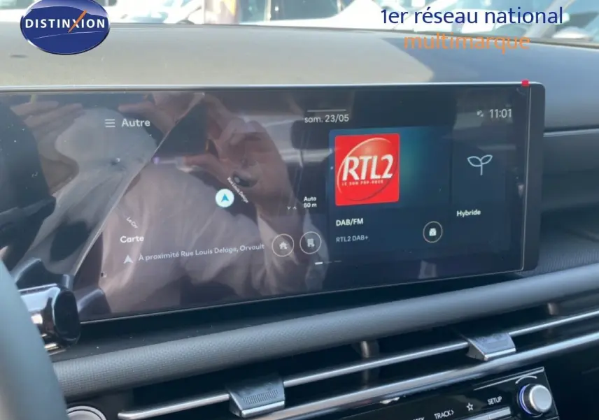 Vue rapprochée de l'écran tactile central du Hyundai Tucson gris Ecotronic Metal, affichant la radio RTL2 et la navigation.