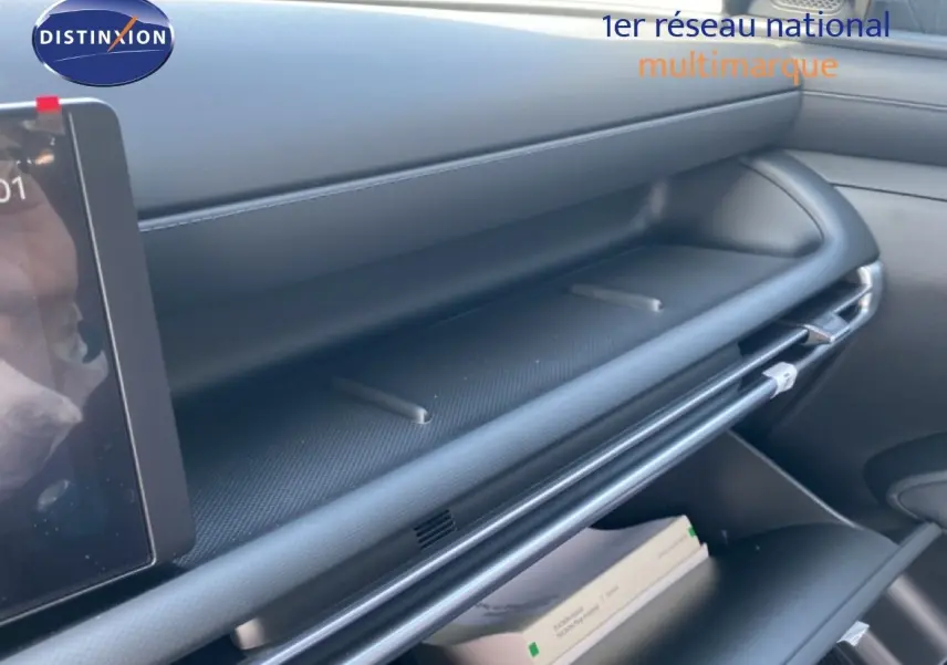Détail de la planche de bord noire du Hyundai Tucson 2026, avec tablette tactile partiellement visible côté gauche.