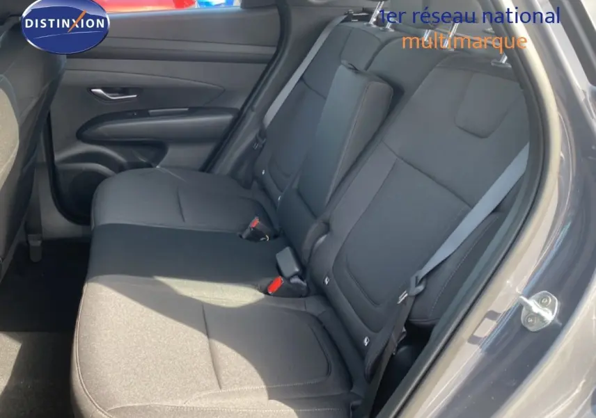 Vue côté droit des sièges arrière en tissu noir du Hyundai Tucson gris Ecotronic Metal 2026, porte ouverte.