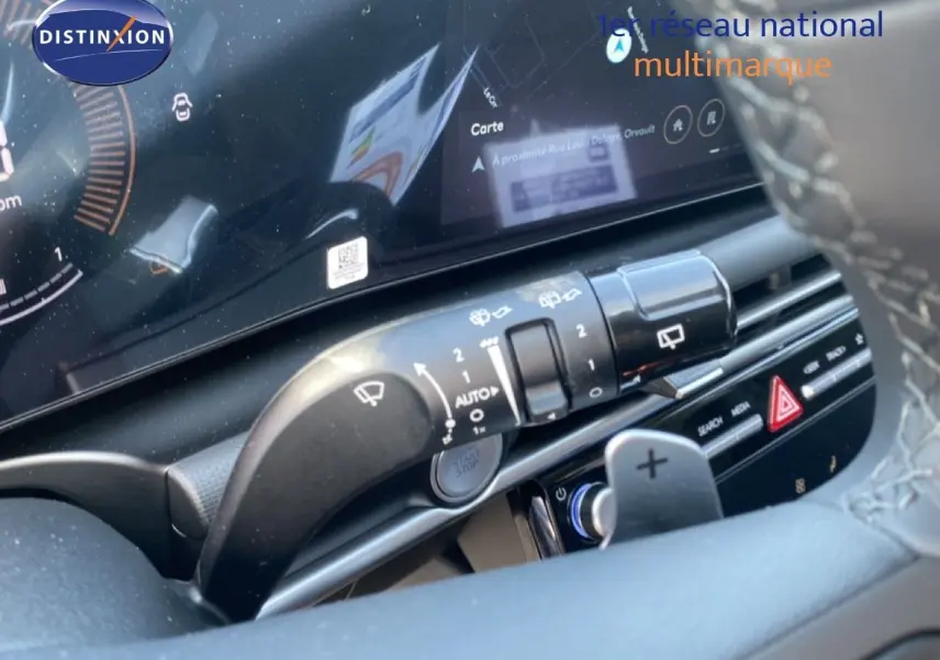 Vue rapprochée du combiné d'instruments et du commodo d'essuie-glace du Hyundai Tucson gris Ecotronic 2026.