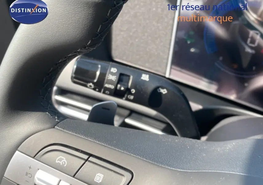 Gros plan sur le volant noir et les commandes intégrées du Hyundai Tucson 2026, version hybride gris Ecotronic Metal.