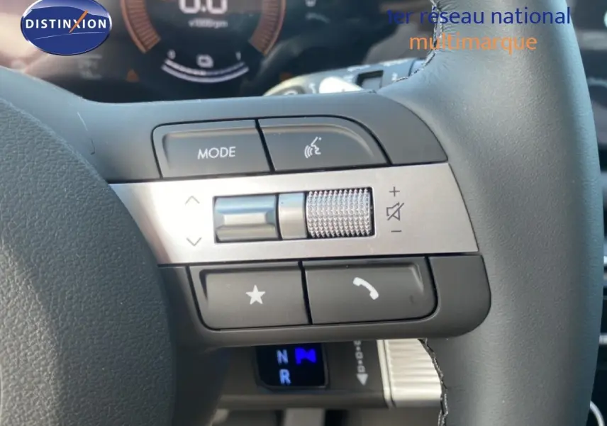 Gros plan sur les commandes gauche du volant gris du Hyundai Tucson 2026, avec molette de volume et boutons multifonctions.