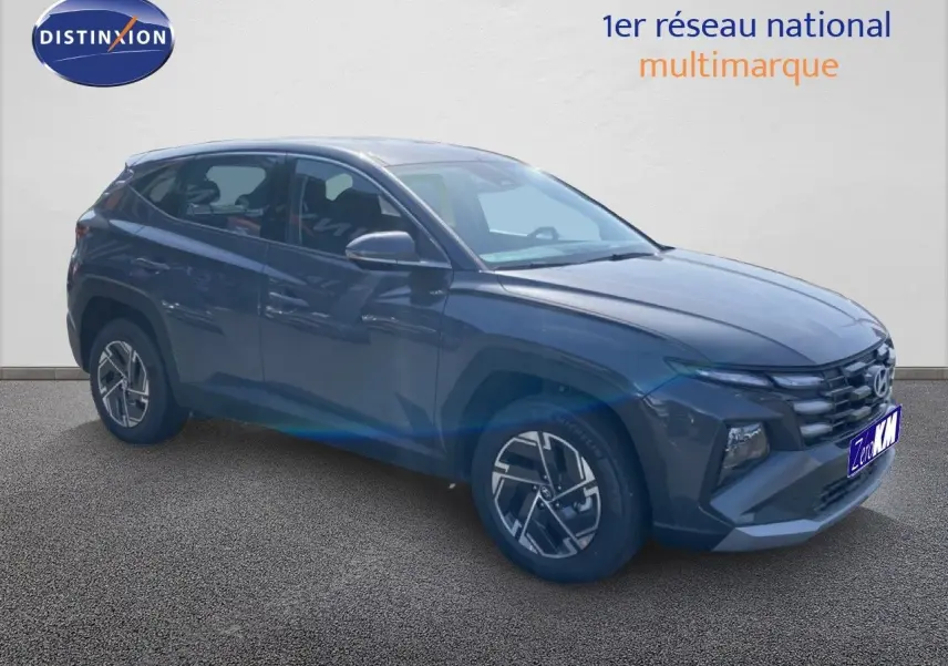 Hyundai Tucson 2026 gris Ecotronic Metal en 3/4 avant droit, avec jantes alliage et calandre distinctive.