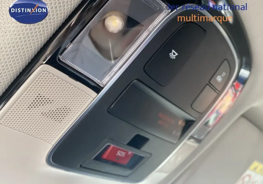 Vue en gros plan sur le panneau de commandes au plafond de l'habitacle du Hyundai Tucson gris Ecotronic 2026.