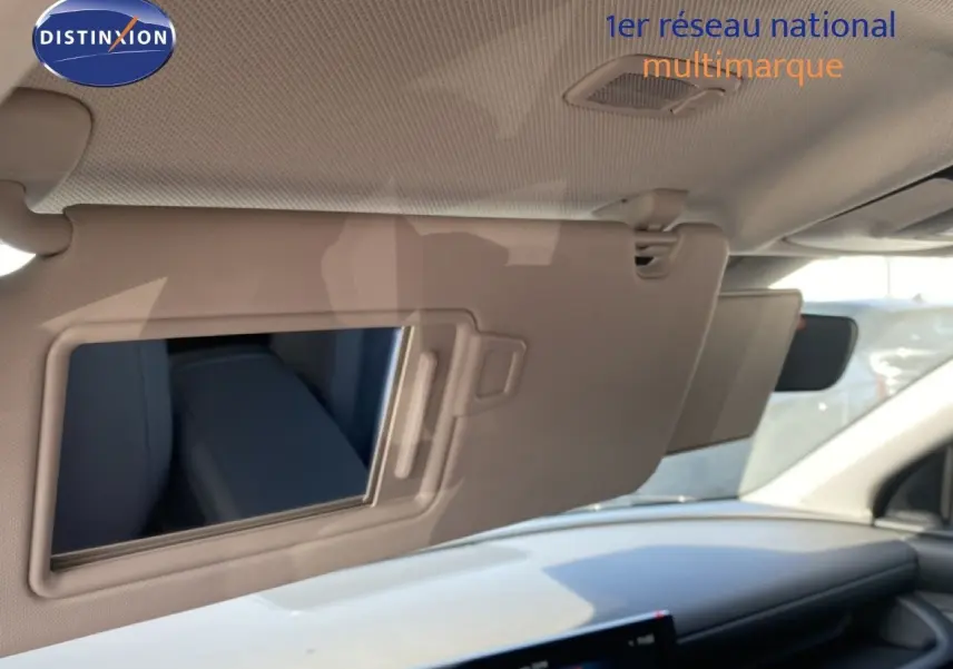 Détail du pare-soleil beige avec miroir intégré dans l’habitacle du Hyundai Tucson gris Ecotronic 2026.