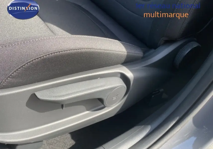 Détail de la commande de réglage manuel du siège côté conducteur sur Hyundai Tucson gris Ecotronic Metal.