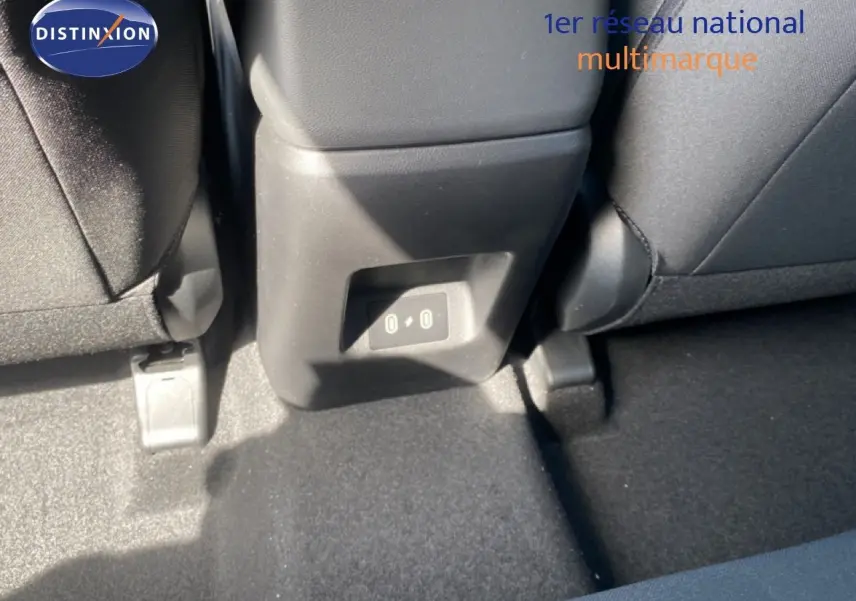 Détail de la console centrale arrière avec prise USB visible entre les sièges arrière du Hyundai Tucson gris Ecotronic Metal.