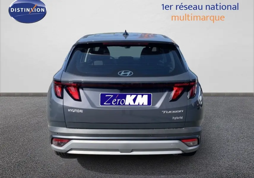 Vue arrière d'un Hyundai Tucson gris Ecotronic Metal 2026 avec feux LED et badge hybrid visible.