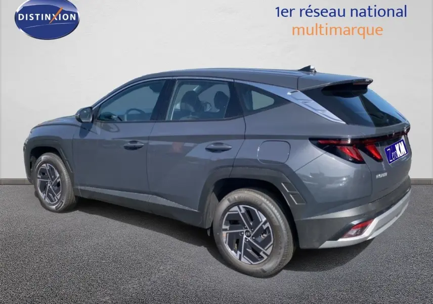 Vue 3/4 arrière droite du Hyundai Tucson gris Ecotronic Metal avec jantes bi-ton et feux arrière LED distinctifs.