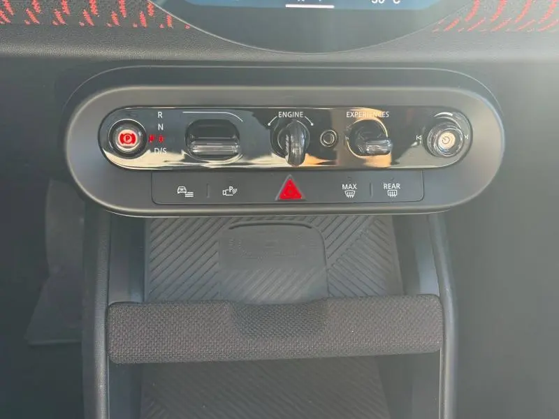 Vue rapprochée de la console centrale noire du MINI Countryman argenté avec commandes de boîte auto et boutons multifonctions.