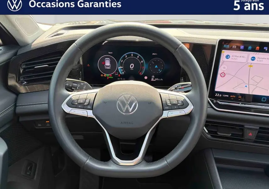 Vue rapprochée du volant cuir multifonction et du tableau de bord numérique du Volkswagen Tiguan 2025, intérieur noir.