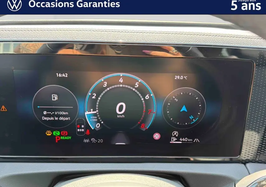 Tableau de bord numérique du Volkswagen Tiguan 2025 affichant vitesse, température et autonomie, vue frontale intérieure.