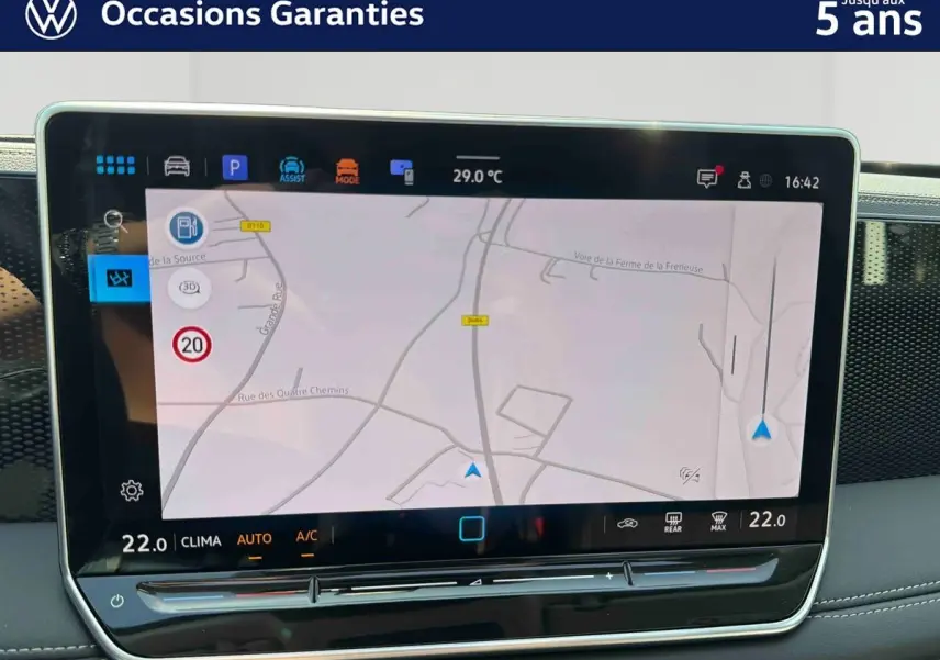 Affichage tactile intérieur du système de navigation du Volkswagen Tiguan 2025, vue rapprochée du tableau de bord.