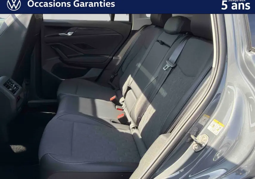 Vue côté droit des sièges arrière gris du Volkswagen Tiguan 2025 avec portières ouvertes et garnitures noires.