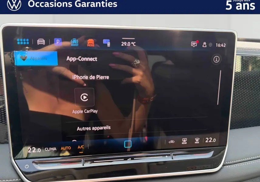 Écran tactile intérieur du Volkswagen Tiguan 2025 affichant la connexion Apple CarPlay, avec finition grise visible.
