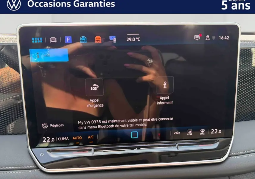 Écran tactile central du Volkswagen Tiguan 2025 en gros plan avec interface d’assistance et climatisation visible.