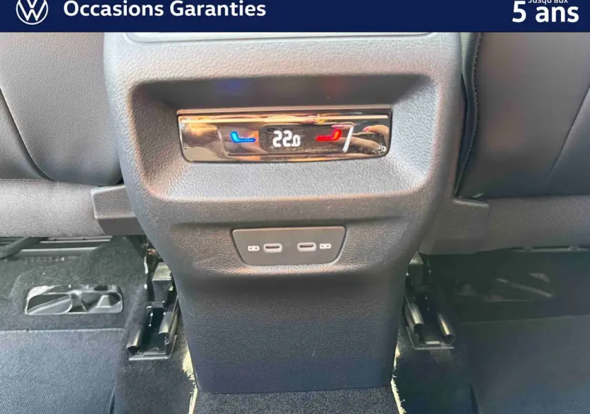 Vue rapprochée de la console arrière du Volkswagen Tiguan gris 2025, avec réglage climatisation et ports USB-C visibles.