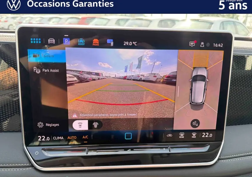 Écran tactile intérieur du Volkswagen Tiguan 2025 montrant la caméra de recul et l’aide au stationnement.