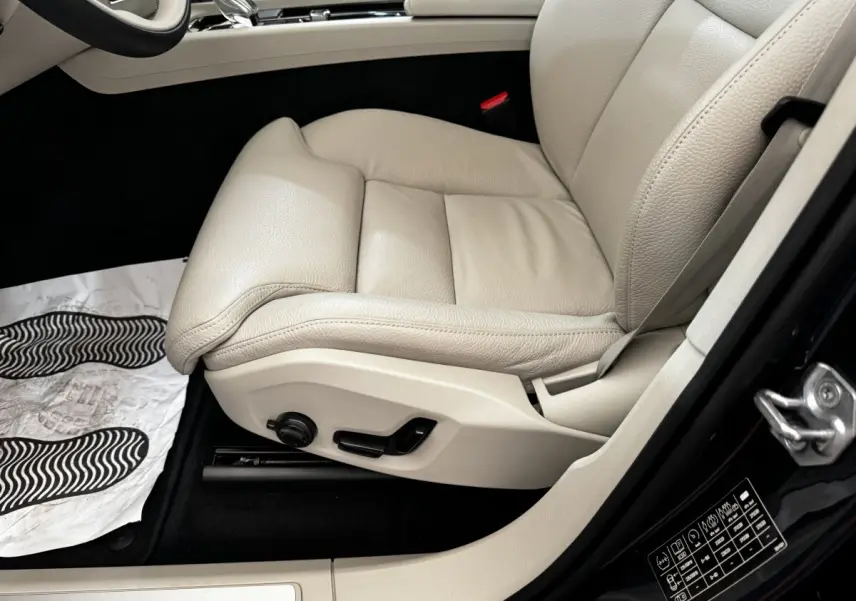Vue rapprochée du siège avant droit beige clair d’un Volvo XC60 Recharge T8 2021, avec réglages électriques visibles.