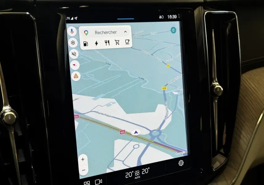 Écran tactile central du tableau de bord du Volvo XC60 bleu, affichant la navigation GPS en intérieur.