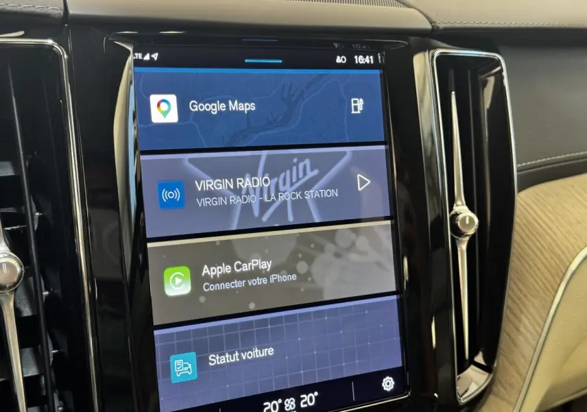 Écran tactile central du tableau de bord du Volvo XC60 bleu, affichant Google Maps et Apple CarPlay.