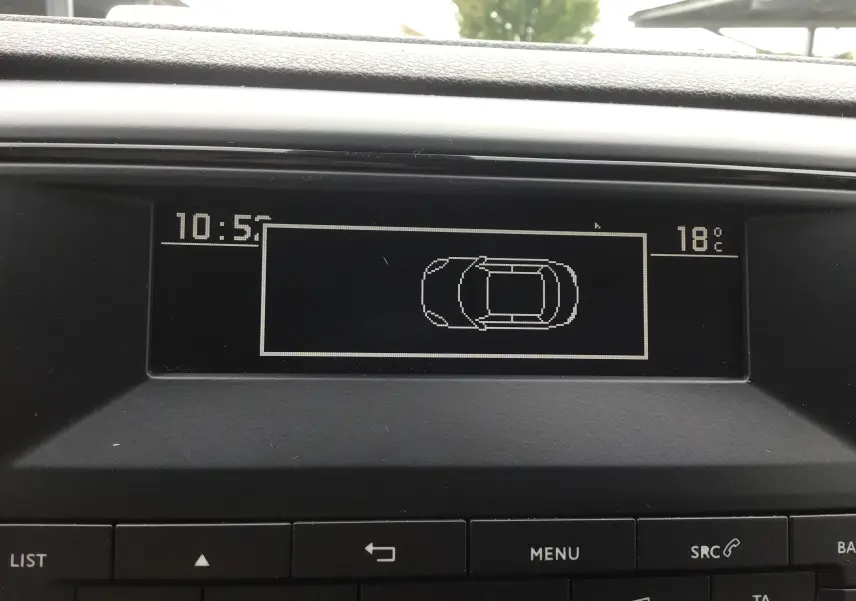 Affichage intérieur du tableau de bord de l'Opel Vivaro 2022 montrant une vue schématique du véhicule et la température extérieure à 18°C