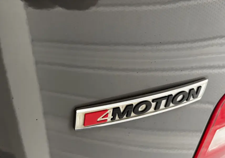 Gros plan sur l'emblème 4MOTION gris foncé à l'arrière droit du Volkswagen Caddy 2019.