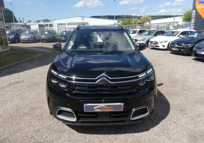 Vue de face d'un SUV Citroën C5 Aircross noir nacré avec calandre noire brillante et projecteurs LED.