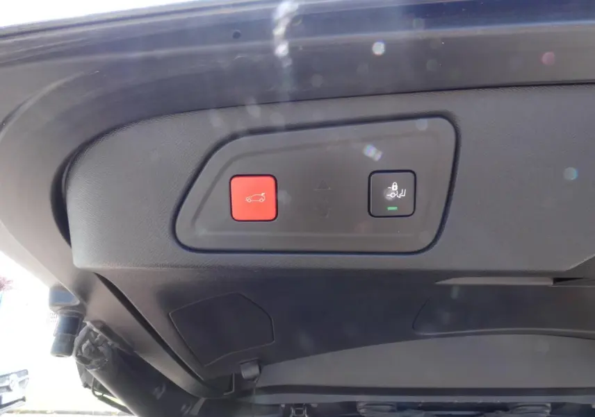 Gros plan sur les commandes du hayon électrique noir du Citroën C5 Aircross 2020 finition Shine Pack